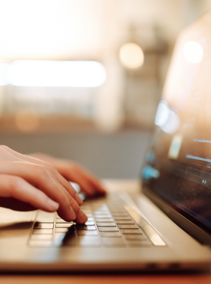 kontakt-laptop-hoch-926x1246-2